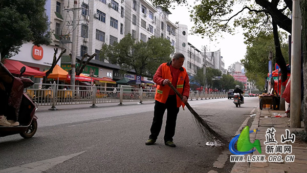 （新春走基层）新闻特写：马年新春“不打烊” 环卫护航“年味浓”2.jpg