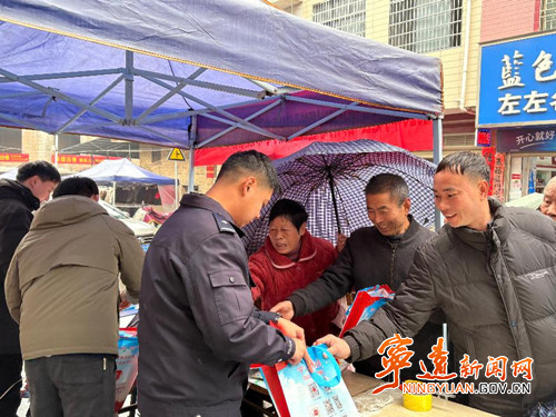 宁远县水市镇：护航群众平安过节_副本500.jpg