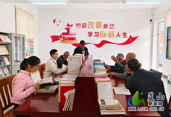 蓝山：农家书屋成村民冬闲“充电站”.jpg