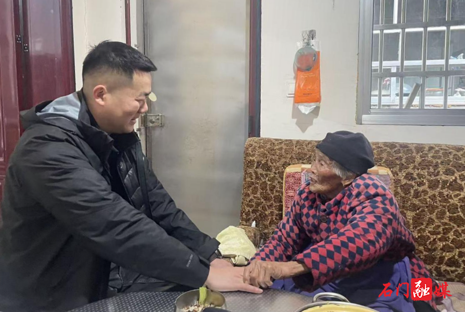 闫家溶社区:瑞雪迎春送关怀 入户慰问暖民心2.jpg 闫家溶社区:瑞雪迎春送关怀 入户慰问暖民心2.jpg