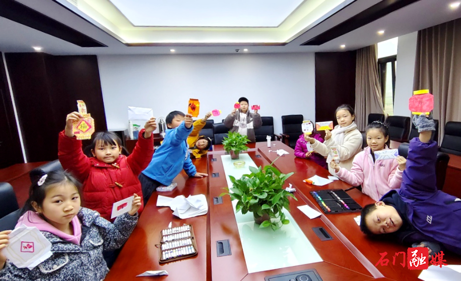 折纸迎新年 巧手绽芳华!石门诸葛助教与童心共赴新春2.jpg 折纸迎新年 巧手绽芳华!石门诸葛助教与童心共赴新春2.jpg