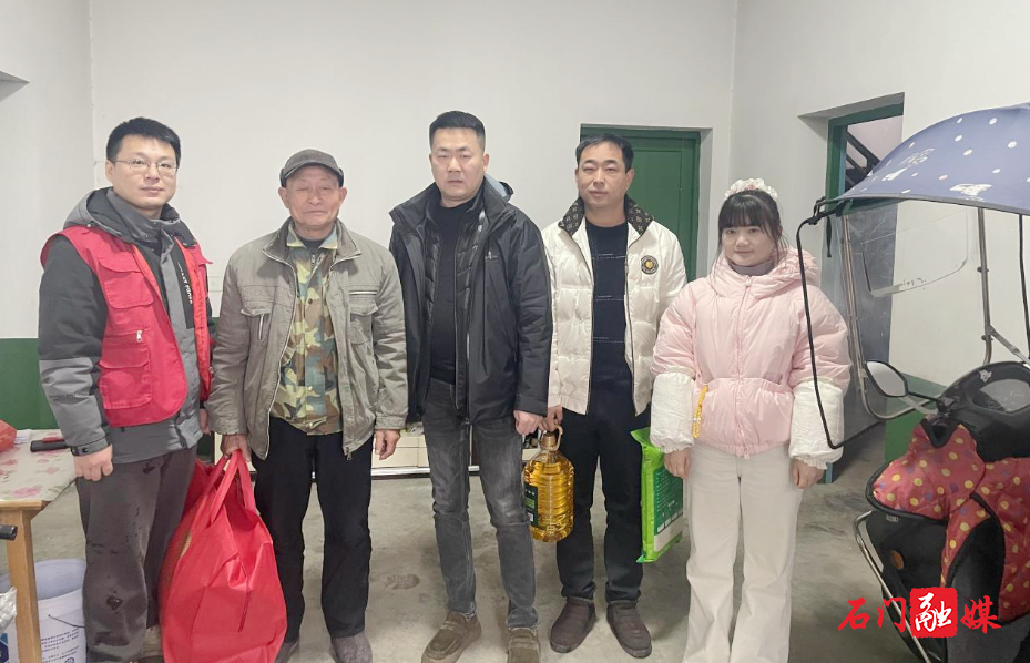 闫家溶社区:瑞雪迎春送关怀 入户慰问暖民心1.jpg 闫家溶社区:瑞雪迎春送关怀 入户慰问暖民心1.jpg