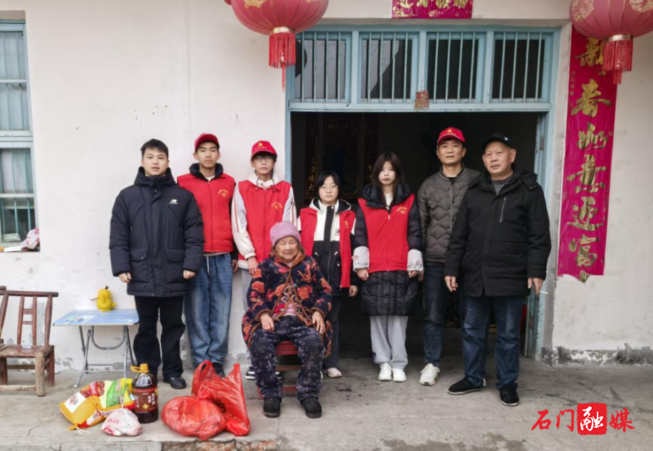 情暖桑榆 爱润乡村——新关镇五桂桥村开展“敬老爱老”公益活动1.jpg 情暖桑榆 爱润乡村——新关镇五桂桥村开展“敬老爱老”公益活动1.jpg