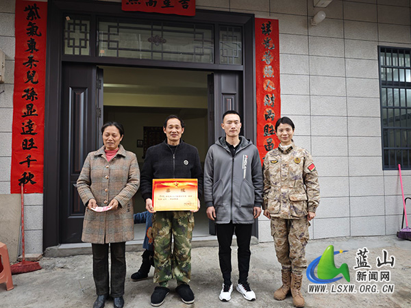 祠堂圩镇：送喜报进家门 尊崇情暖军属心.jpg