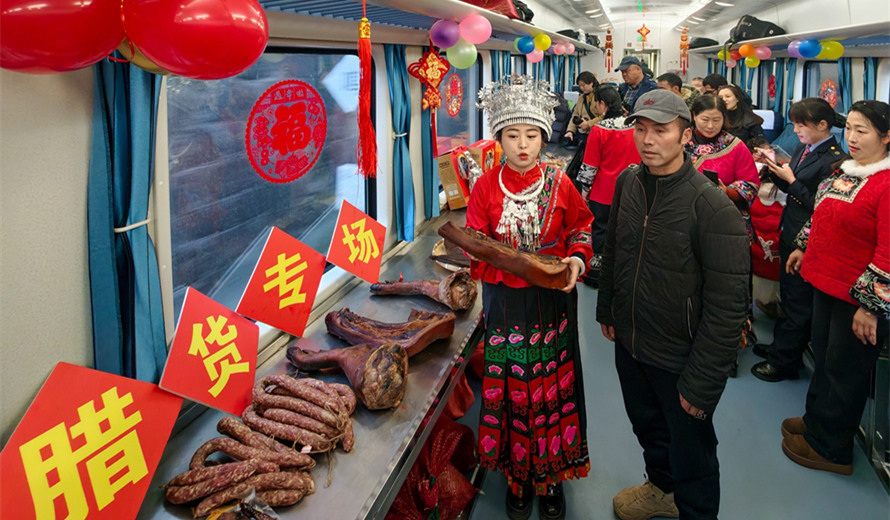 【湖湘年味】车窗里的中国红：7266次列车，一曲流动的年味赞歌