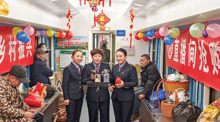 【湖湘年味】车窗里的中国红：7266次列车，一曲流动的年味赞歌