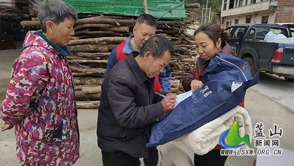 【新春走基层】浆洞瑶族乡：寒冬送暖 情系困难群众.jpg