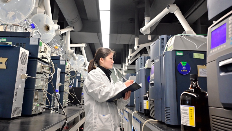 华纳大药厂实验室内，科研人员正在操作仪器设备。受访单位供图