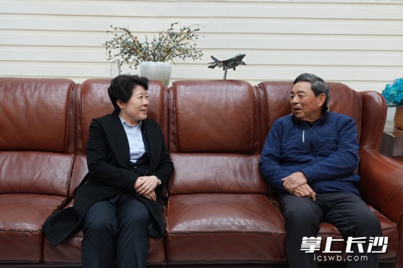 吴桂英看望慰问老同志袁观清。 吴桂英看望慰问老同志袁观清。