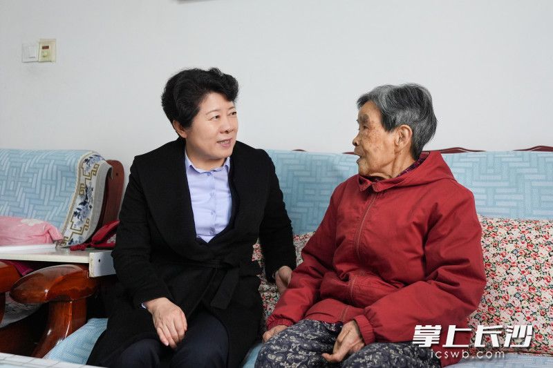吴桂英看望慰问傅玉平。 均为长沙晚报全媒体记者 郭雨滴 摄 吴桂英看望慰问傅玉平。 均为长沙晚报全媒体记者 郭雨滴 摄