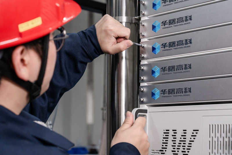 华曙高科技术人员对相关设备进行安装调试。受访单位供图