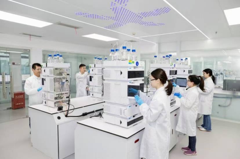 水羊股份实验室，研发人员正进行成分分析。受访单位供图