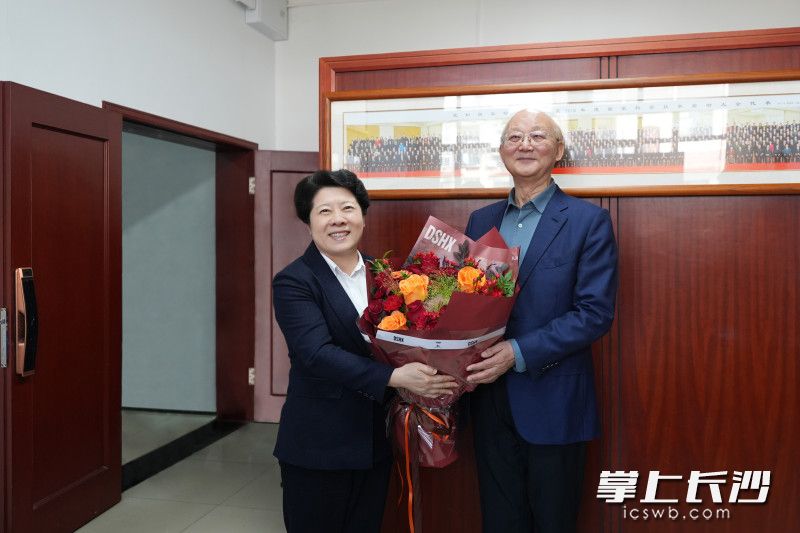 新春佳节将至,省委常委、市委书记吴桂英慰问中国工程院院士、遗传药理学和临床药理学家周宏灏。 新春佳节将至,省委常委、市委书记吴桂英慰问中国工程院院士、遗传药理学和临床药理学家周宏灏。