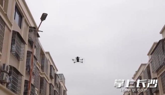 无人机空中喊话，消防安全提醒“飞”进百姓家。