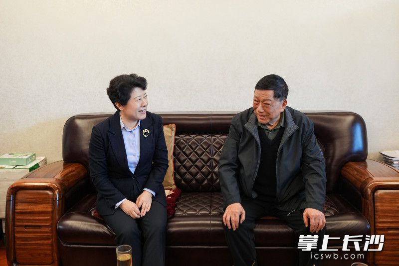 吴桂英看望慰问老同志简用超。 吴桂英看望慰问老同志简用超。