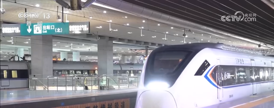 多地加开“夕发朝至”高铁缓解运输压力 精细化服务让春运之路暖意融融