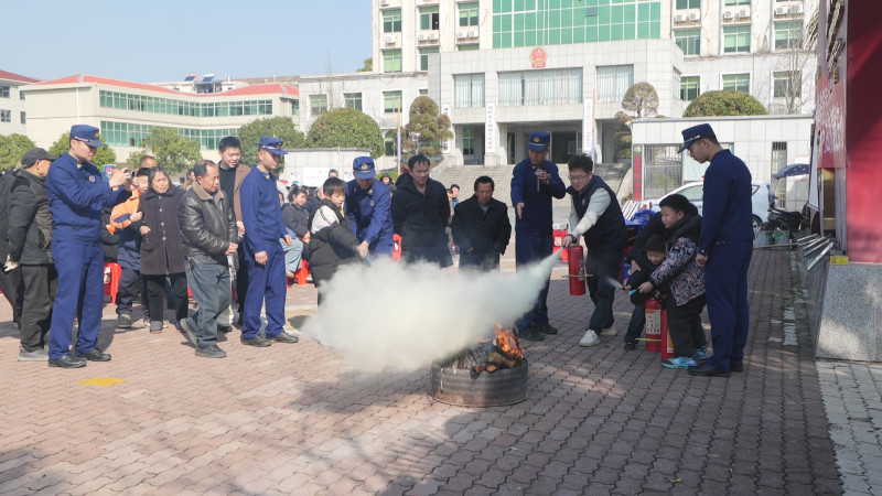 手把手教市民灭火实操。 均为长沙晚报通讯员 连鲲鹏 供图