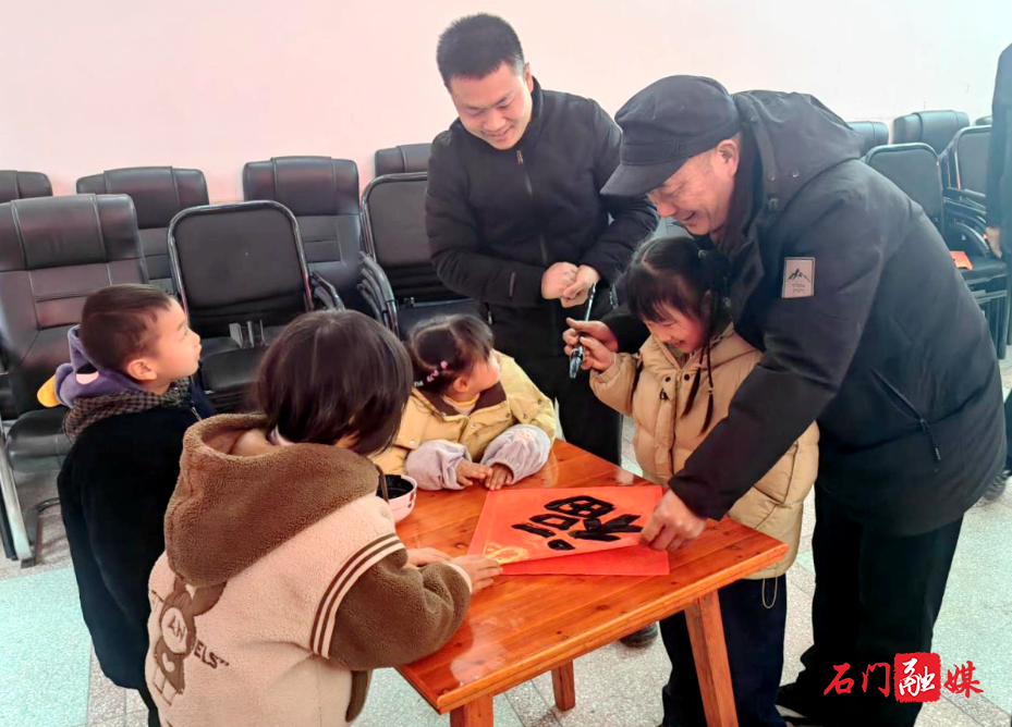 石门县三圣乡北岔村:笔墨颂振兴 春联暖万家2.jpg 石门县三圣乡北岔村:笔墨颂振兴 春联暖万家2.jpg