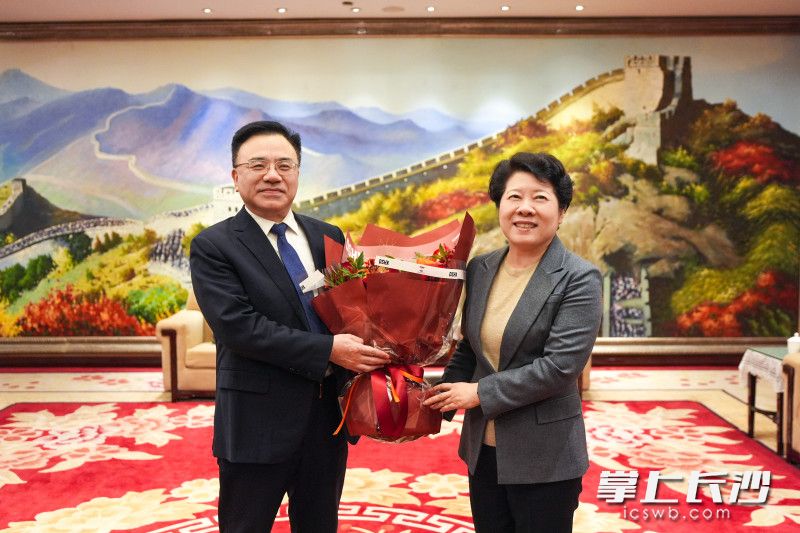 吴桂英慰问国家重点人才计划专家、湘雅医院院长雷光华。 吴桂英慰问国家重点人才计划专家、湘雅医院院长雷光华。