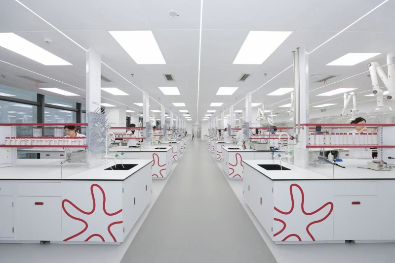 水羊股份实验室，研发人员正进行实验。受访单位供图