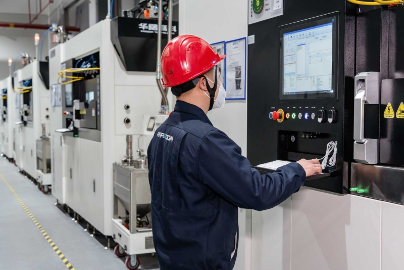 华曙高科技术人员对设备调试生产。受访单位供图