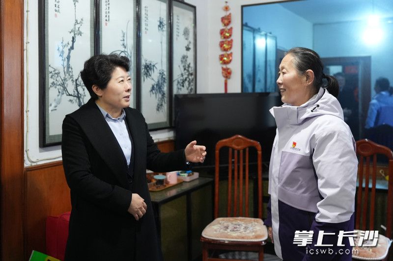 吴桂英看望慰问董春宁。 吴桂英看望慰问董春宁。