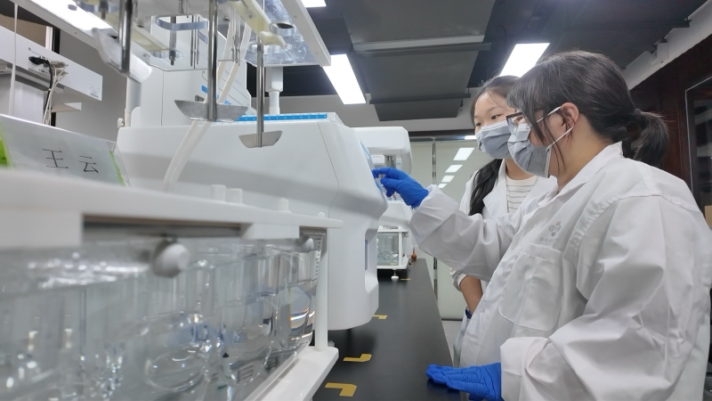 华纳大药厂的实验室内，科研人员正在操作仪器设备。受访单位供图