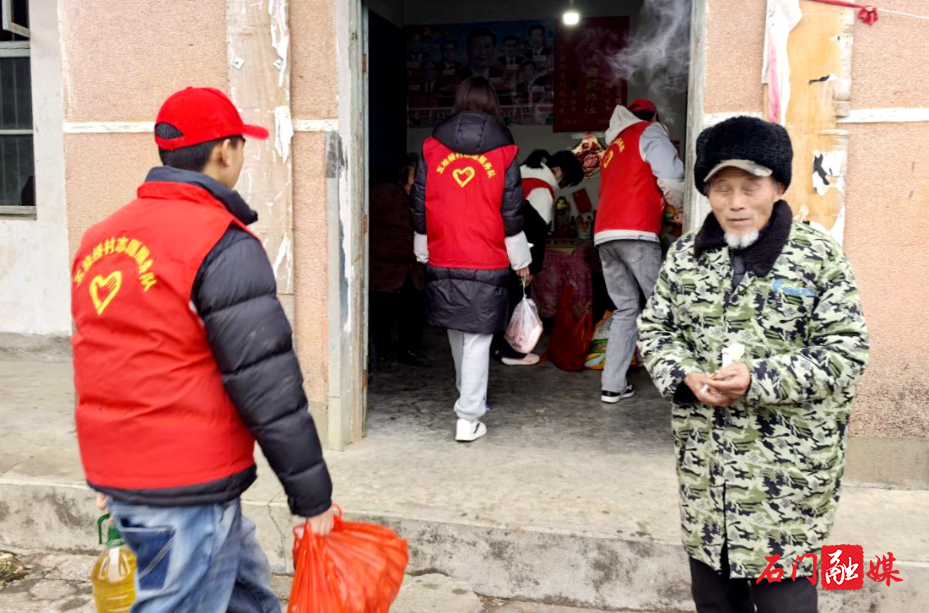 情暖桑榆 爱润乡村——新关镇五桂桥村开展“敬老爱老”公益活动2.jpg 情暖桑榆 爱润乡村——新关镇五桂桥村开展“敬老爱老”公益活动2.jpg
