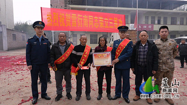 我县喜报传佳讯 荣光满家乡.jpg