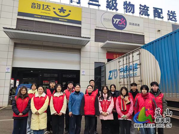 【新春走基层】蓝山团县委组织返乡大学生助力快递分拣工作.jpg