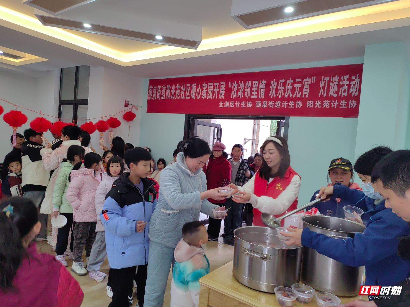 图三：阳光苑社区暖心家园开展“浓浓邻里情 欢乐庆元宵”灯谜活动.jpg