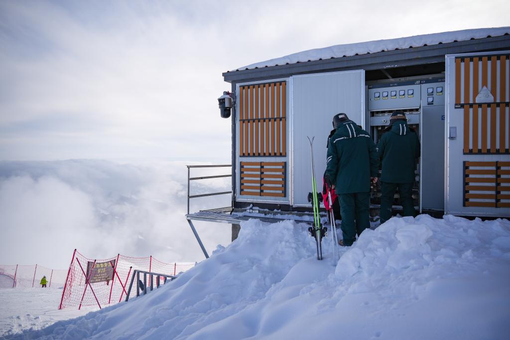 新春走基层·记者体验360行│为万千雪客“掌灯” 看新疆禾木“雪线守灯人”的十二时辰