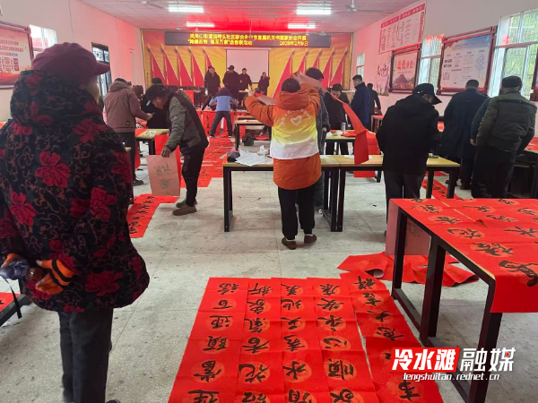 2026年2月9日，油榨头社区开展“翰墨迎春  福至万家”送春联活动.jpg