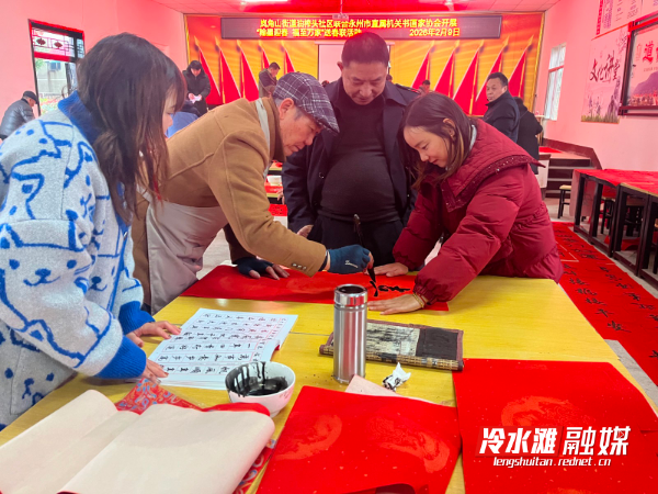 2026年2月9日，油榨头社区开展“翰墨迎春  福至万家”送春联活动 (3).jpg