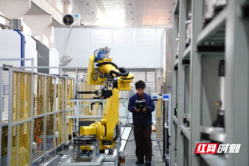 图为江南工业集团围绕产线数智化建设需求,实施“红箭育才”工程-卢义军拍摄.jpg 图为江南工业集团围绕产线数智化建设需求,实施“红箭育才”工程-卢义军拍摄.jpg