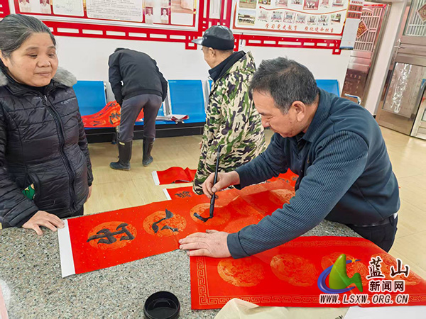 【新春走基层】所城镇军屯村：翰墨飘香迎新春 义写春联送祝福.jpg