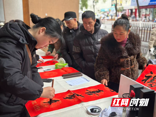 写春联图片.jpg 写春联图片.jpg