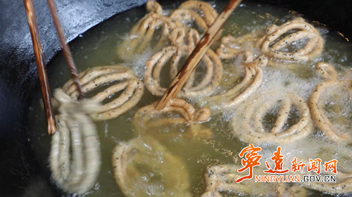 宁远:炸粿子做红粑 浓浓年味迎新春2_副本500.png 宁远:炸粿子做红粑 浓浓年味迎新春2_副本500.png