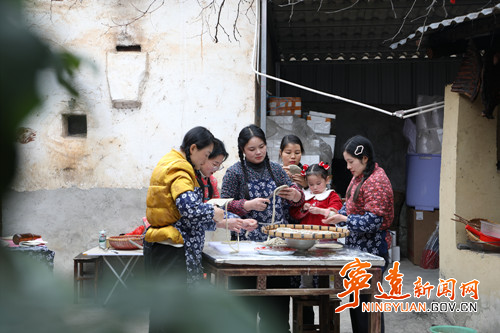 宁远:炸粿子做红粑 浓浓年味迎新春_副本500.jpg 宁远:炸粿子做红粑 浓浓年味迎新春_副本500.jpg