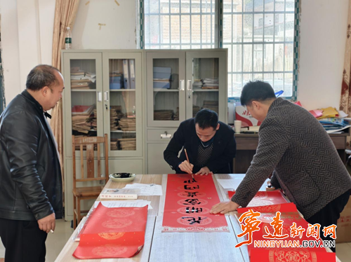 宁远：写春联赠村民 年味十足暖人心_副本500.png