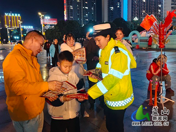 【新春走基层】蓝山公安交警借中非经贸友谊赛“第二现场”开展交通安全宣传.jpg