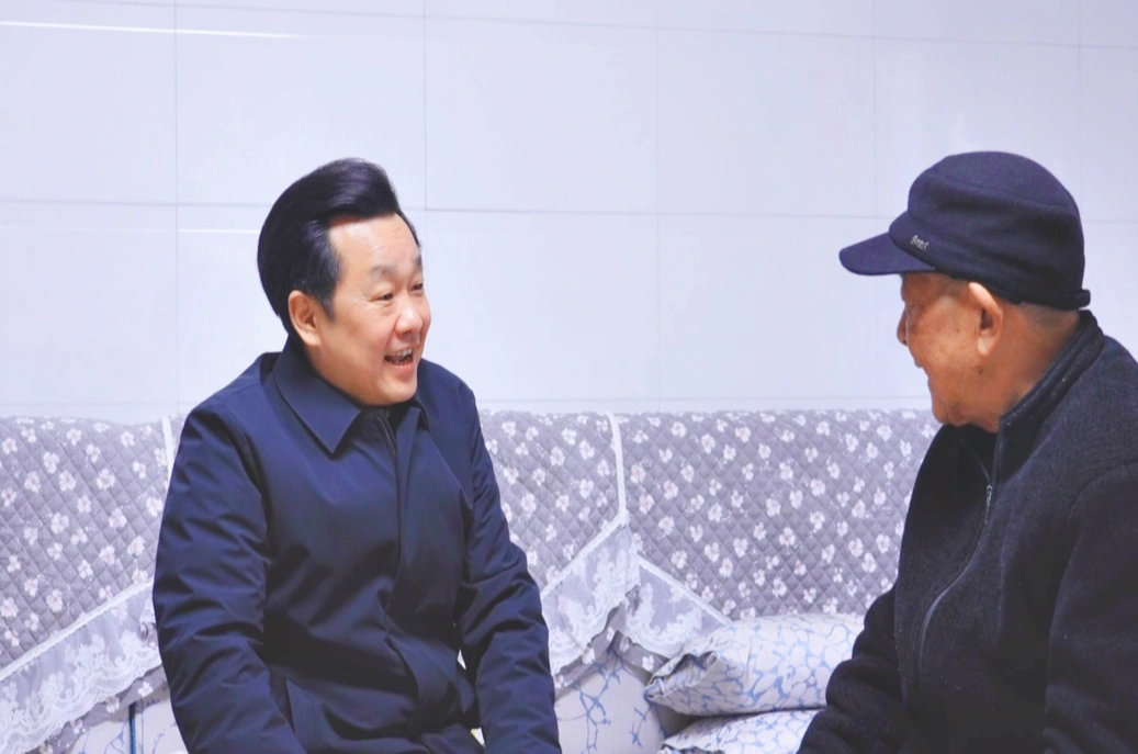 唐成、郑明明走访慰问离退休老干部、老党员和困难群众