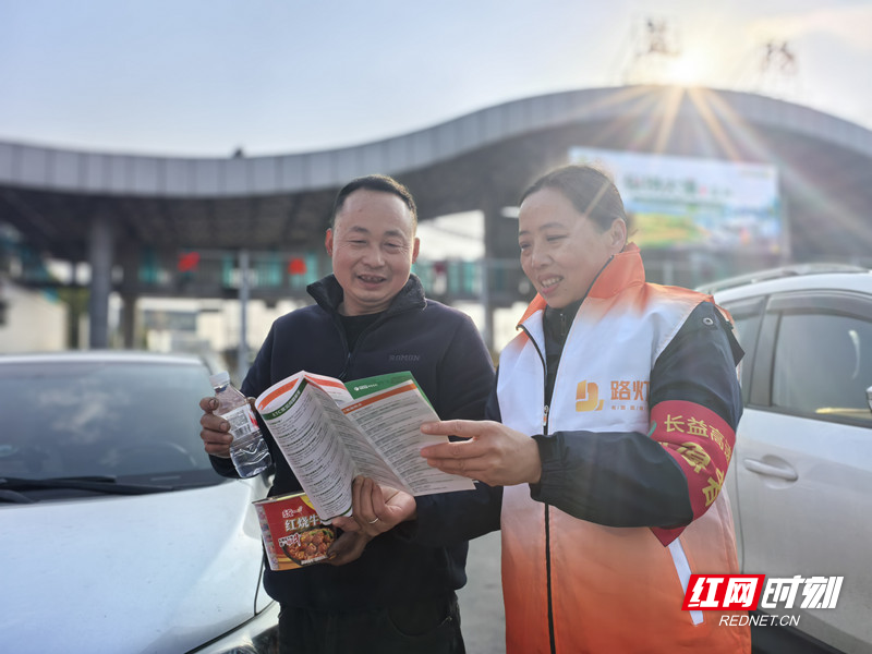 图3 志愿者给司乘朋友宣传ETC使用知识_副本.jpg