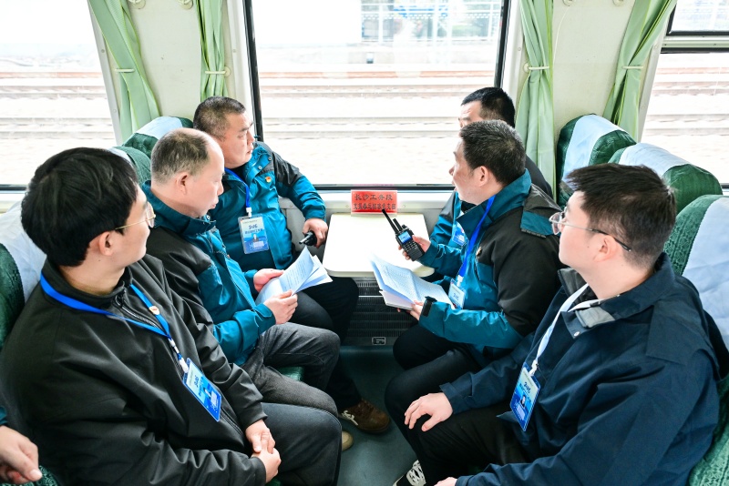 车厢内召开调度会议。受访单位供图
