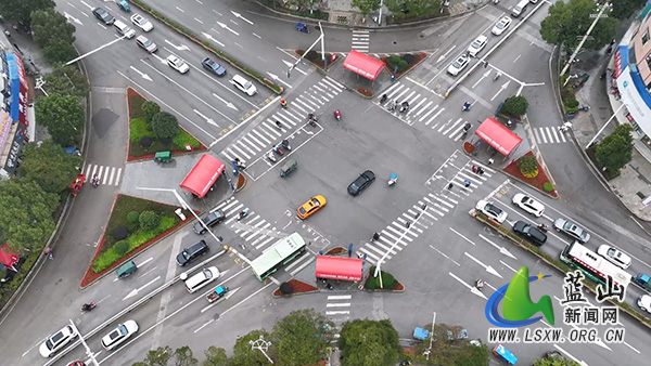 县公安局交通管理大队：空地联动强管控 交警在岗护团圆1.jpg