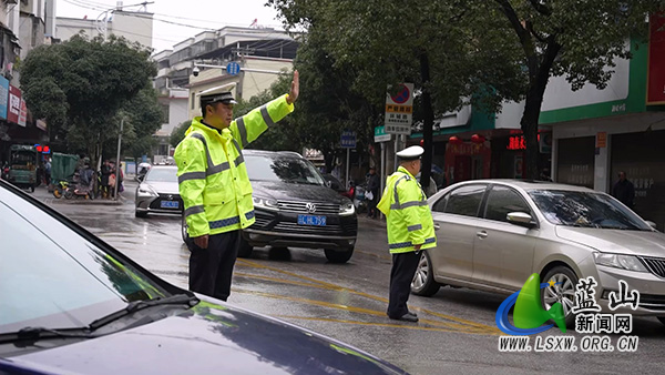 县公安局交通管理大队：空地联动强管控 交警在岗护团圆2.jpg