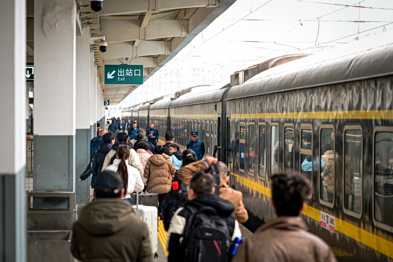 到站后旅客有序下车。受访单位供图