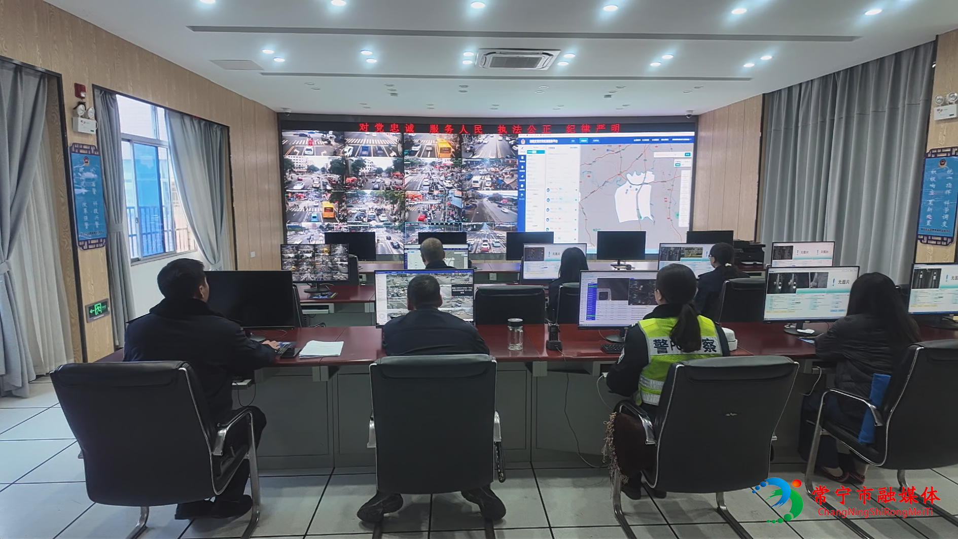 交警 (4).jpg 交警 (4).jpg