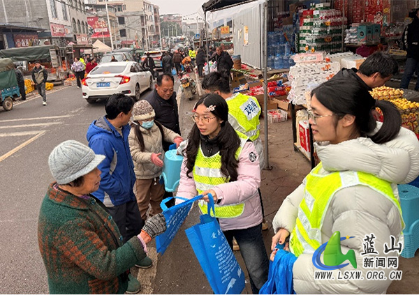 【新春走基层】土市镇：候鸟保护与青春护航“同台唱戏”，联合宣传赶大集.jpg