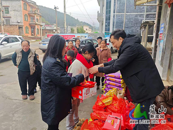 【新春走基层】蓝山县城市管理和综合执法局：新春慰问送关怀 浓浓真情暖人心.jpg